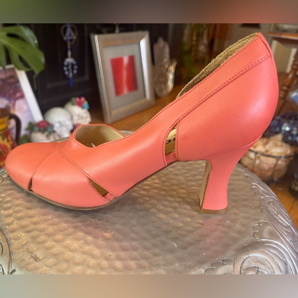 Beautiful GIRAUDON hand tooled leather pumps made in Portugal. Very comfortable